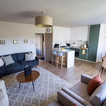 Hébergement de vacances 3 Bed House Sleeps 8 -garden - Free Parking - Wifi *