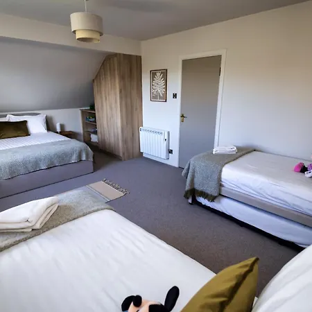 3 Bed House Sleeps 8 -garden - Free Parking - Wifi