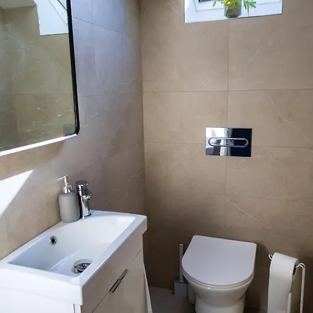 3 Bed House Sleeps 8 -garden - Free Parking - Wifi * Killarney